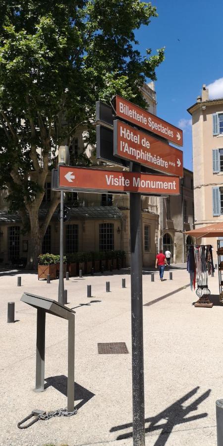 Hotel De L'Amphitheatre Nimes Exterior photo